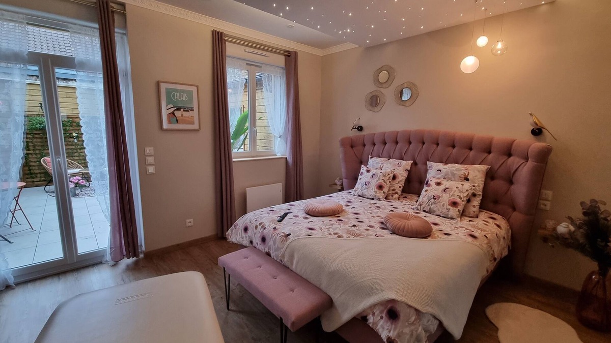 Calais Apartment | Suite Romantique à 5 mn de la Plage " la Bulle Romantique "