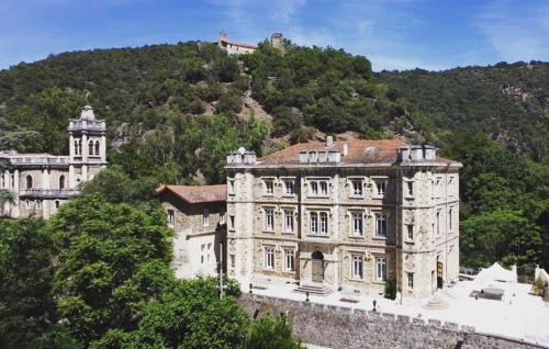 Saint-Barthelemy-de-Vals Bed & Breakfast | Suite romantique d'Isoarde des Baux - Château de Rochetaillée