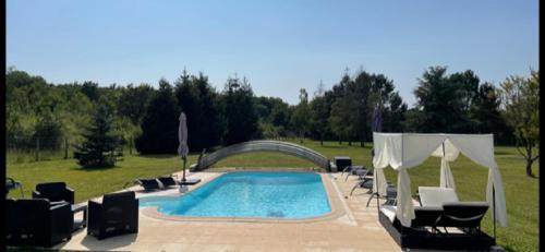 Clere-les-Pins Bed & Breakfast | SUITE ROMANTIQUe
