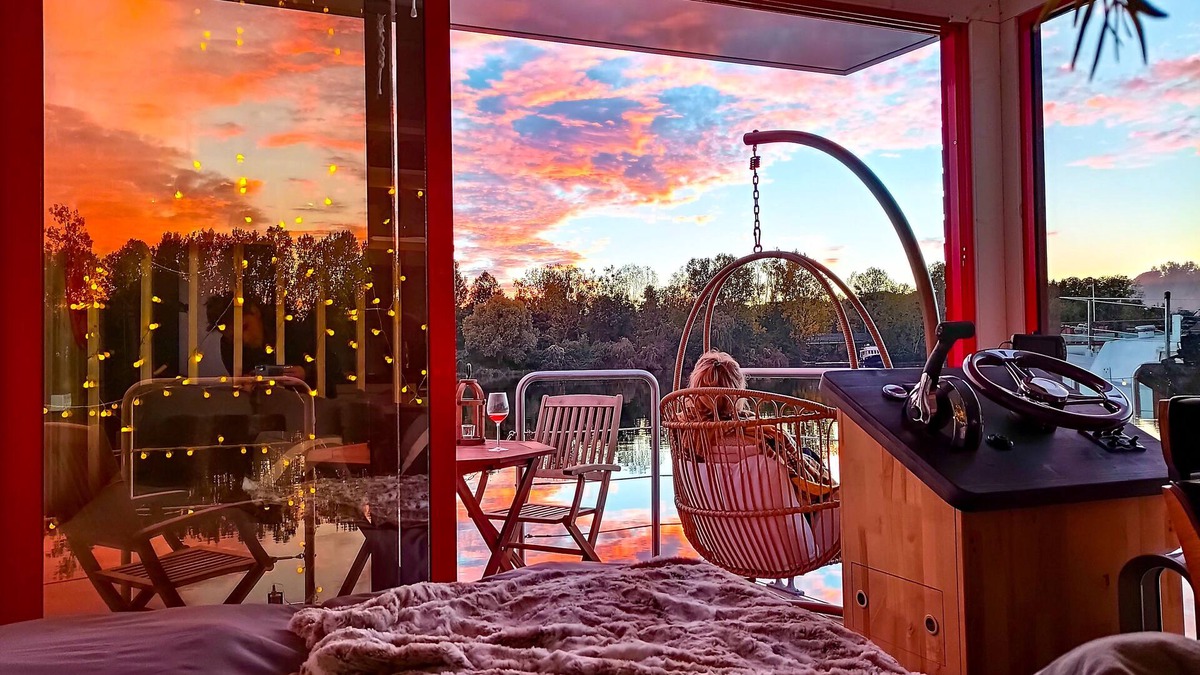 Guernes Boat Rental | Suite Scandinave : Cocon d'amour sur l'eau avec SAUNA (vue) (40' Paris)
