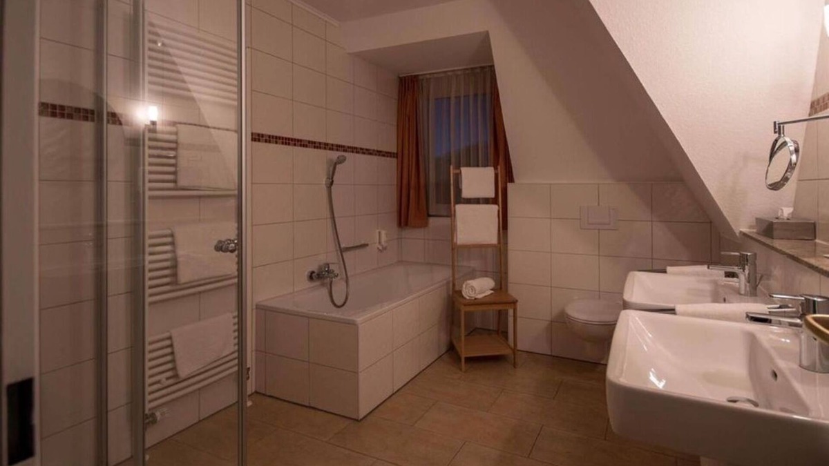 Center House | Suite, shower or bath, WC - Hotel Stadt Aurich