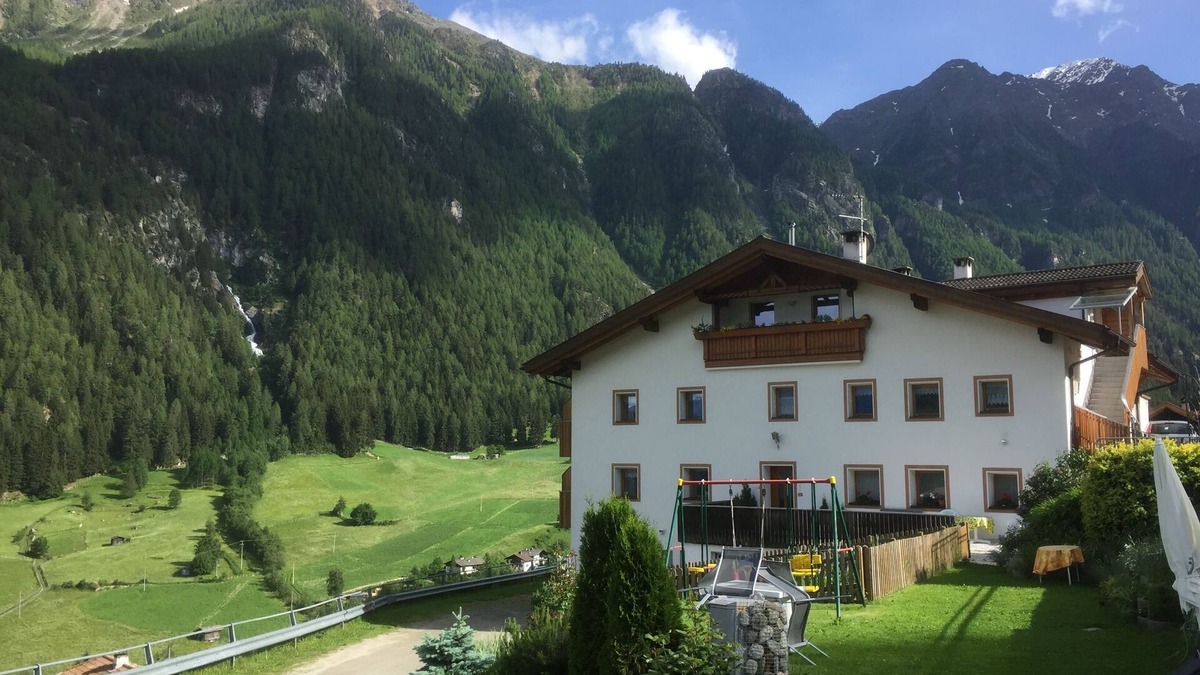 Meiern House | Suite with a fantastic view of the Flim waterfall
