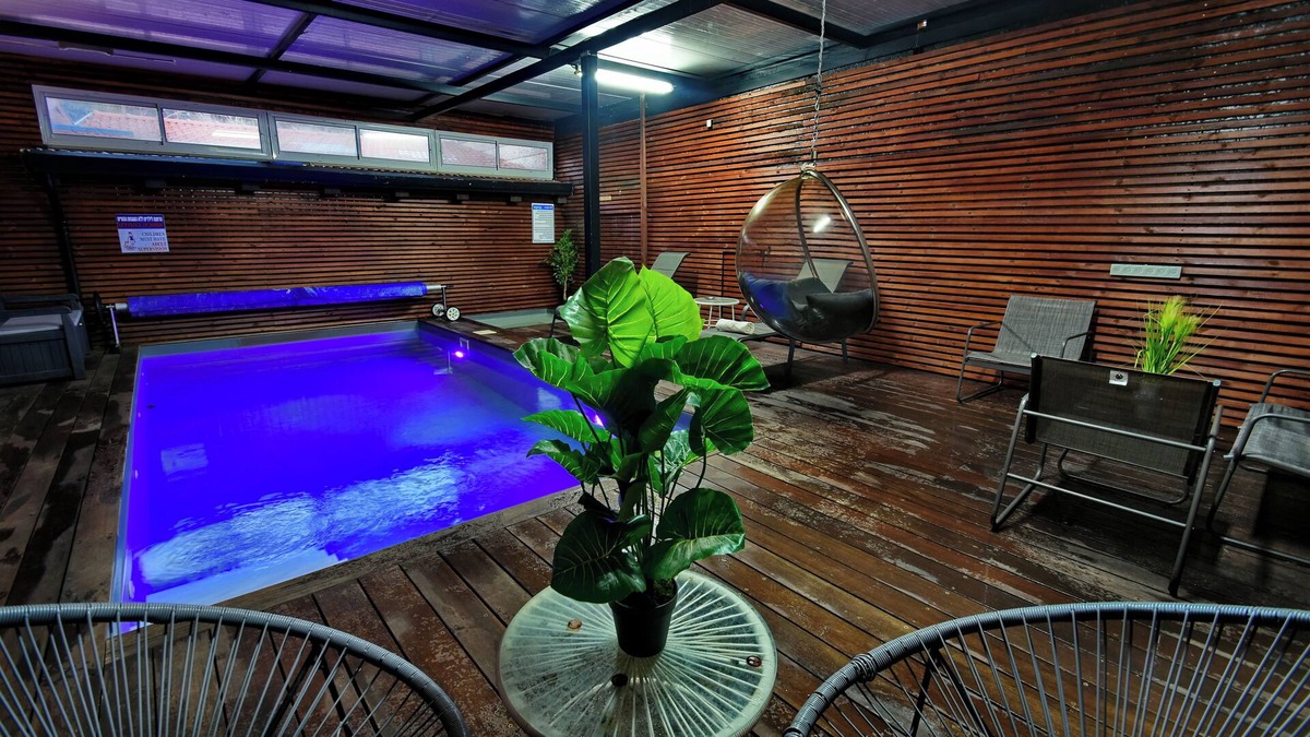 Merom HaGalil Villa | Suite with a private warmed pool