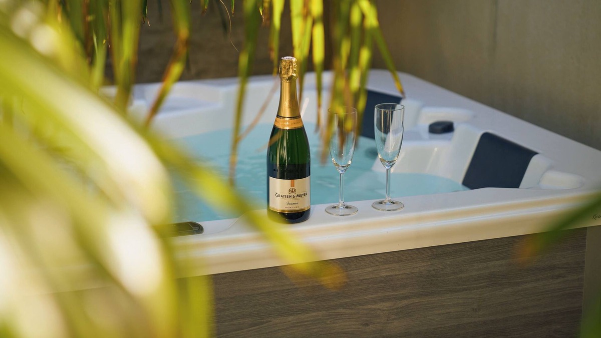Cognac Apartment | Suite with private Jacuzzi in the city center!