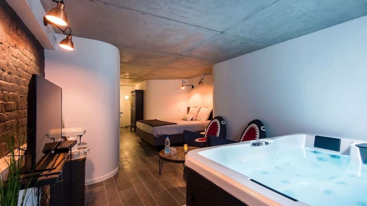 Lille Centre Ville Bed & Breakfast | Suite with Private Spa 2
