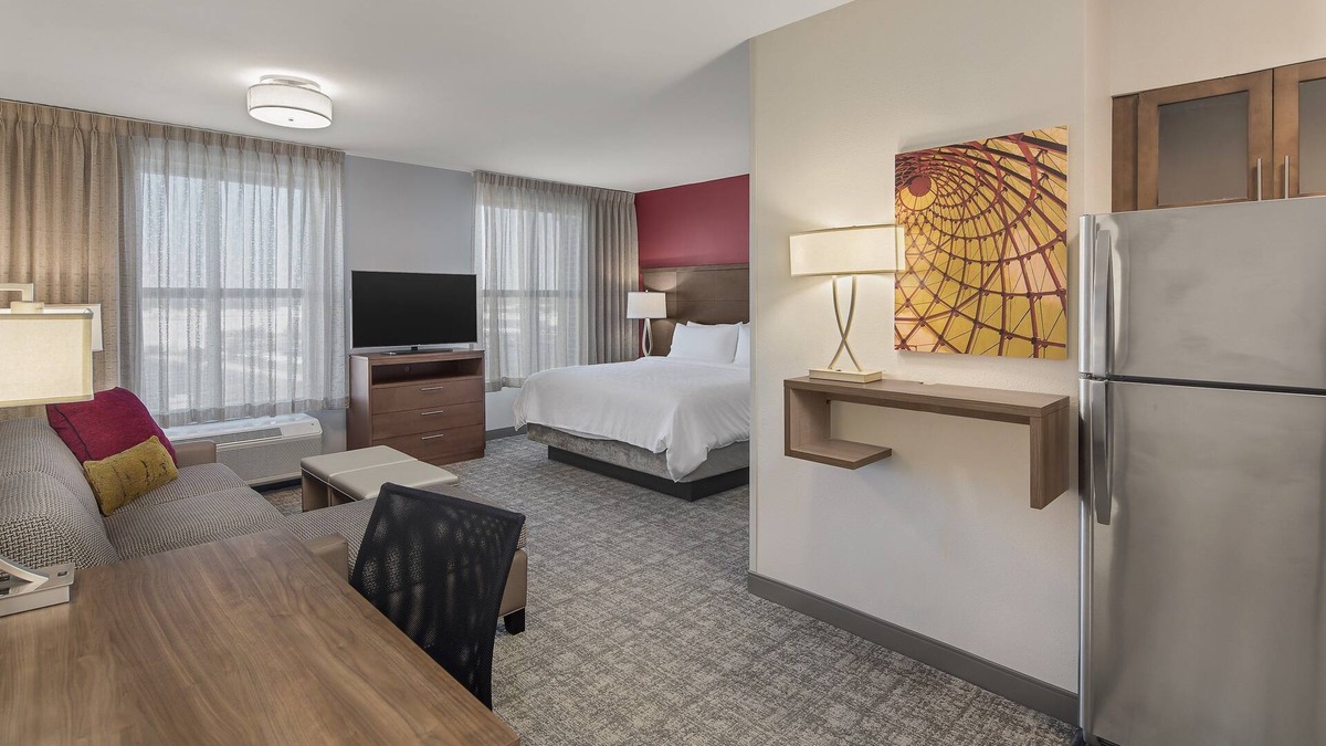 Florence Apartment | Suite with Roll-in Shower | Free Wi-Fi, Free Breakfast + Outdoor Pool