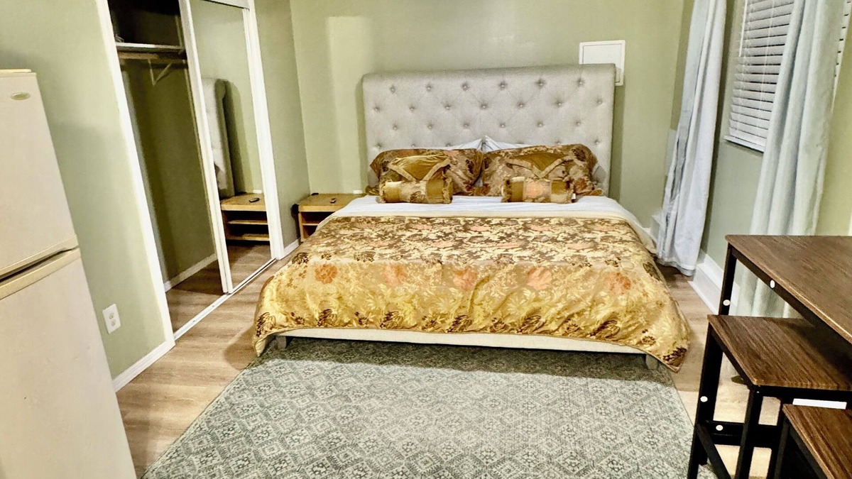 South Redlands House | Suite with separate entrance, Ac and kitchenette
