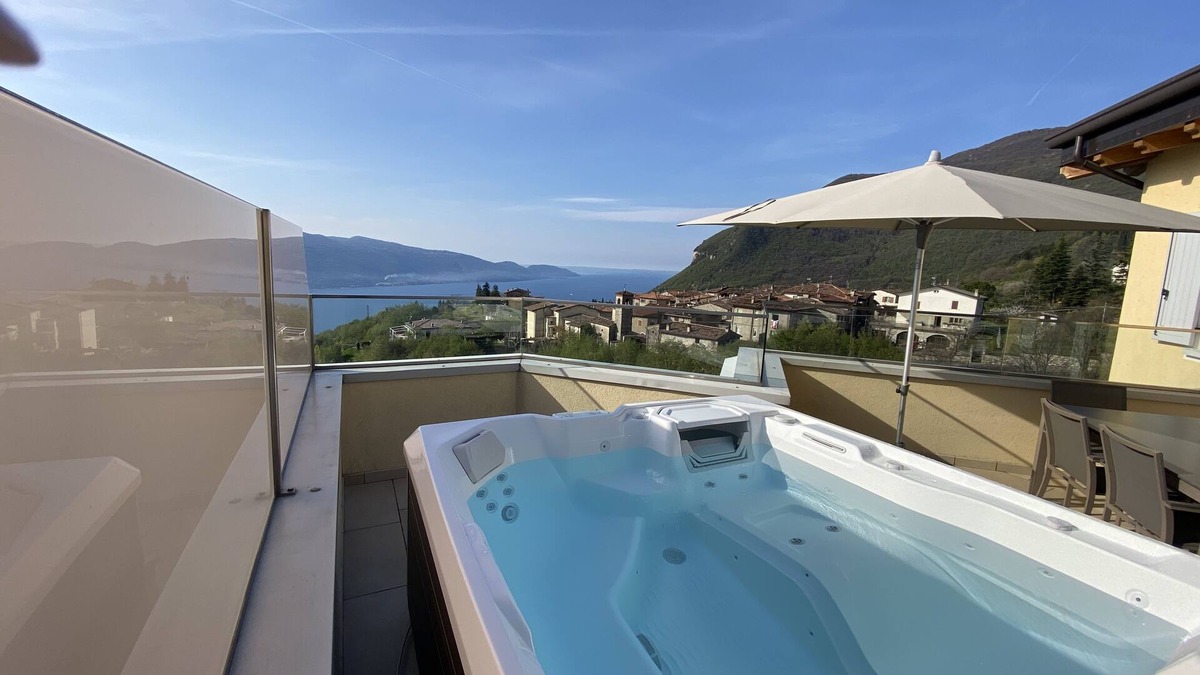 Aer Apartment | Suite with whirlpool, sleeps 6, breathtaking lake view, pool