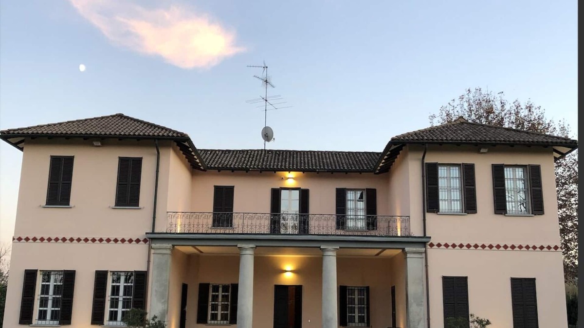 Rozzano Apartment | Suites Mansion