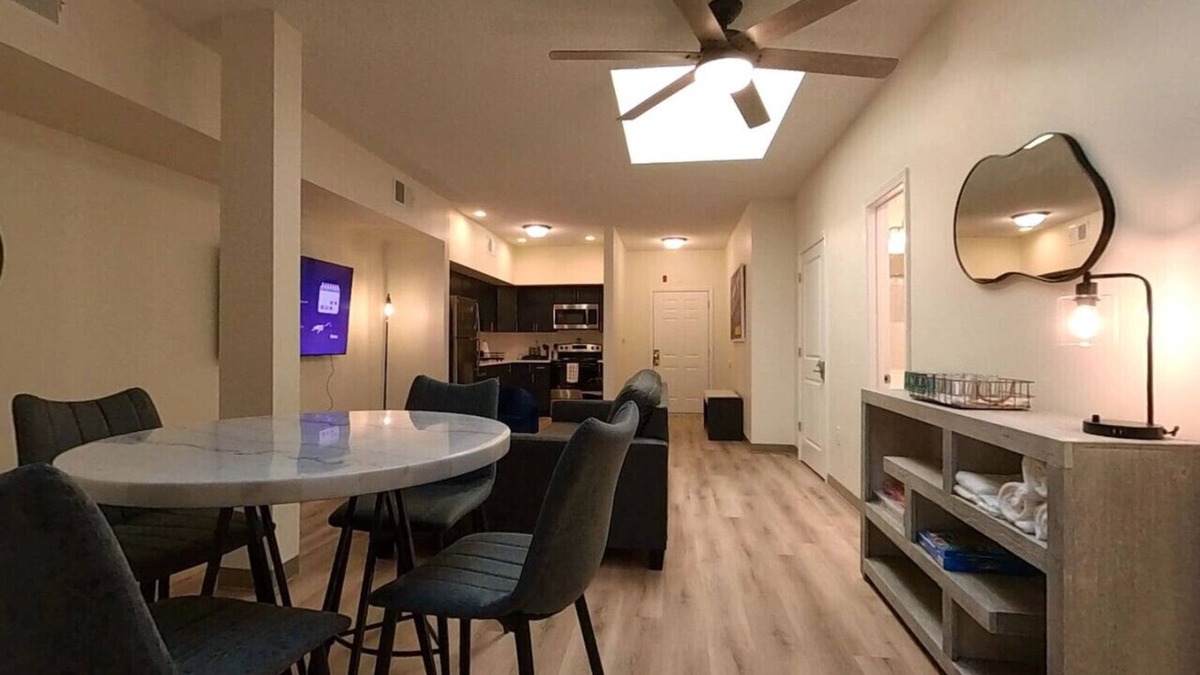 Oread Apartment | Suites On Mass - C3