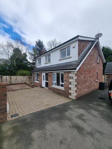 Carrickfergus House | Sullatober House with hot tub and games room