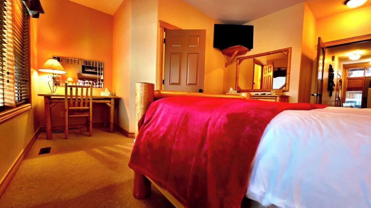 East Kootenay Condo | SullivanStone #18 - Golf - Ski - Hike - Chill - Private Hot Tub - Sleeps 11