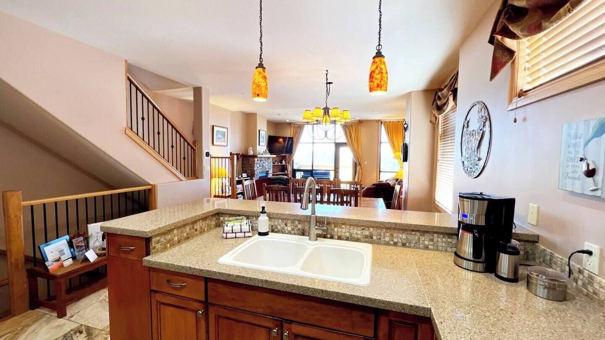 East Kootenay Condo | SullivanStone #32 - Golf - Ski - Hike - Chill - Private Hot Tub - Sleeps 8.