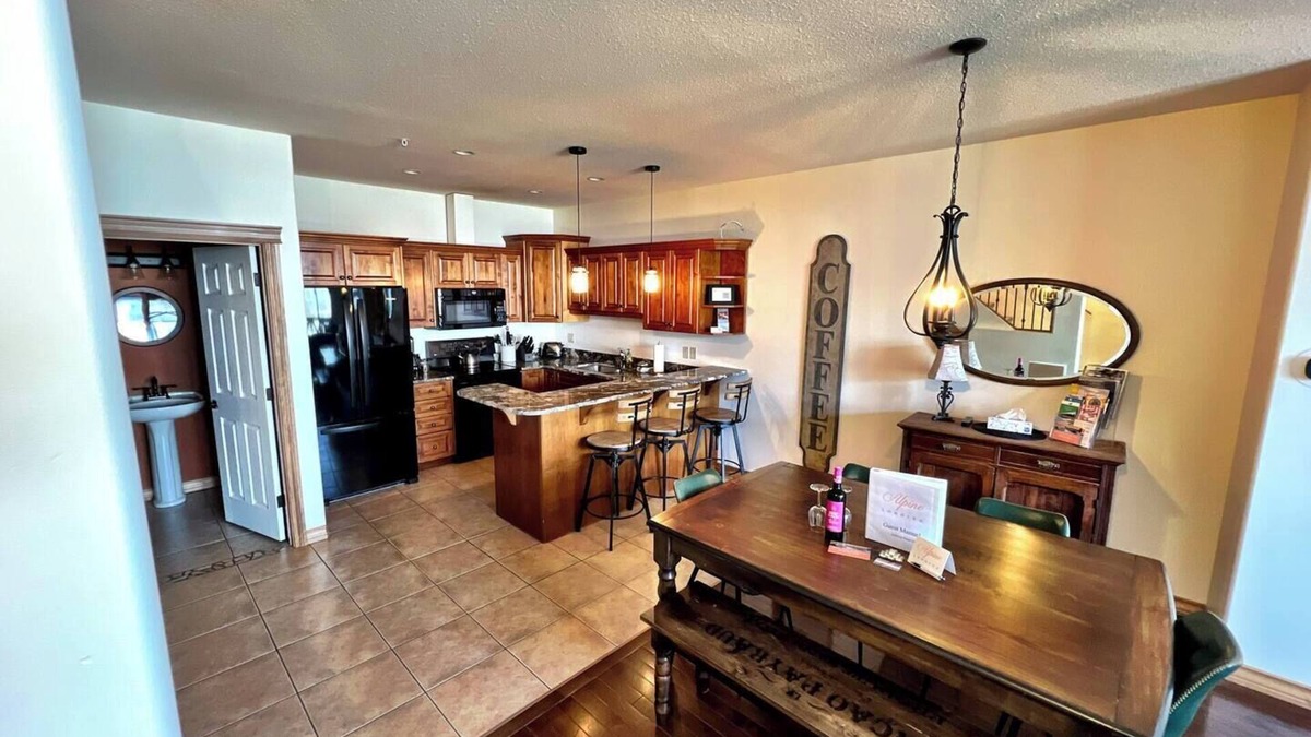 East Kootenay Condo | SullivanStone 34 - Golf - Ski - Hike - Chill - Private Hot Tub - Sleeps 10