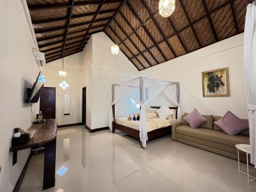 Bohorok House | Sumatra Cheeky Monkeys Villa, Trekking and Tours