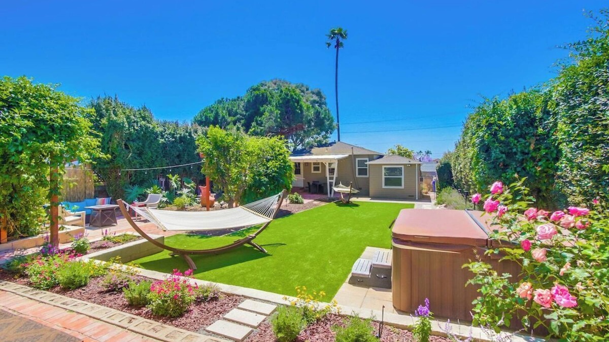 Bay Park House | Summer at Dolphin Bay Hideaway pet-friendly yard!