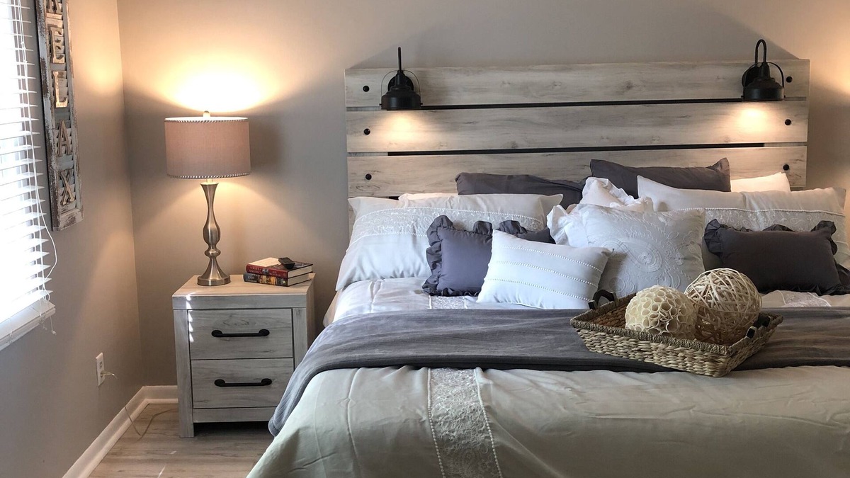 New Buffalo Condo | 'Summer Breeze' Lakeside Condo - Walk to Town & Marina + POOL