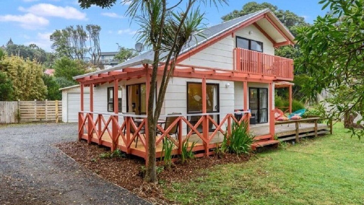 Raumati South House | Summer by the beach