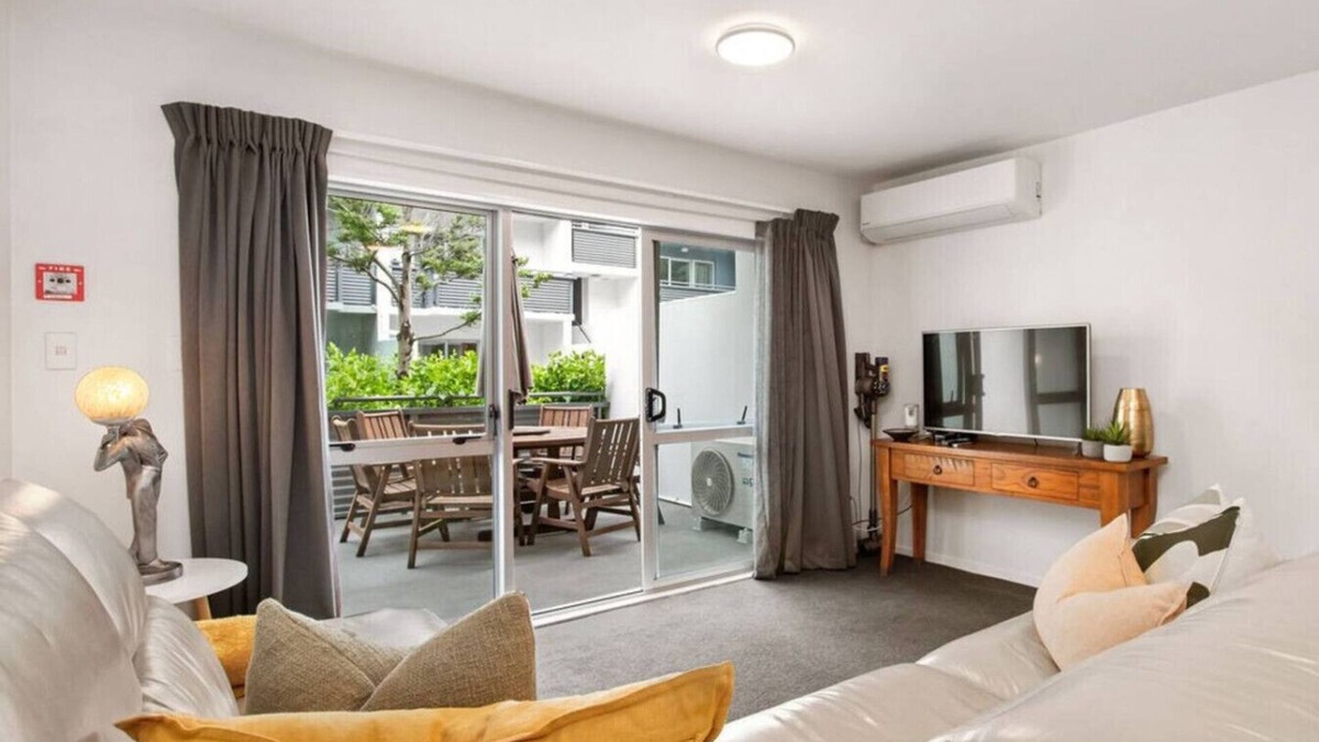Edgeware Apartment | Summer Fun | Free Secure Parking | Pool | Gym