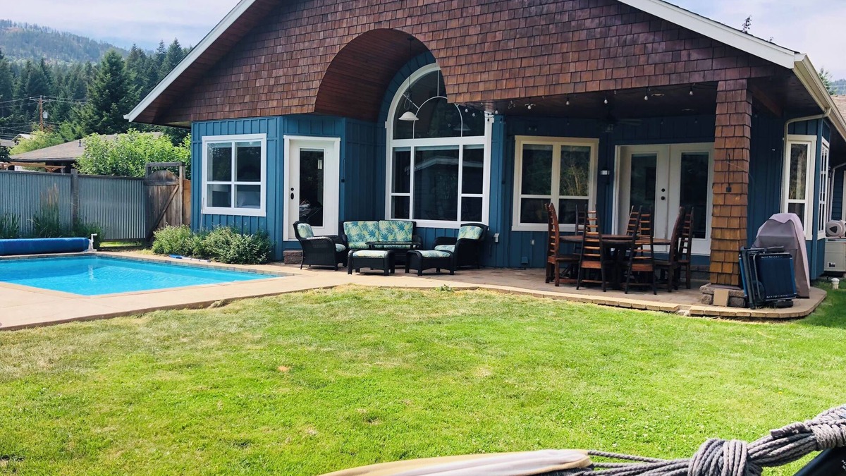 Christina Lake House | Summer Fun with Pool & Hot Tub!