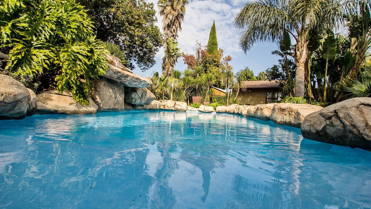 Farrarmere Bed & Breakfast | Summer Garden Guest House - TAI Tambo International Airport