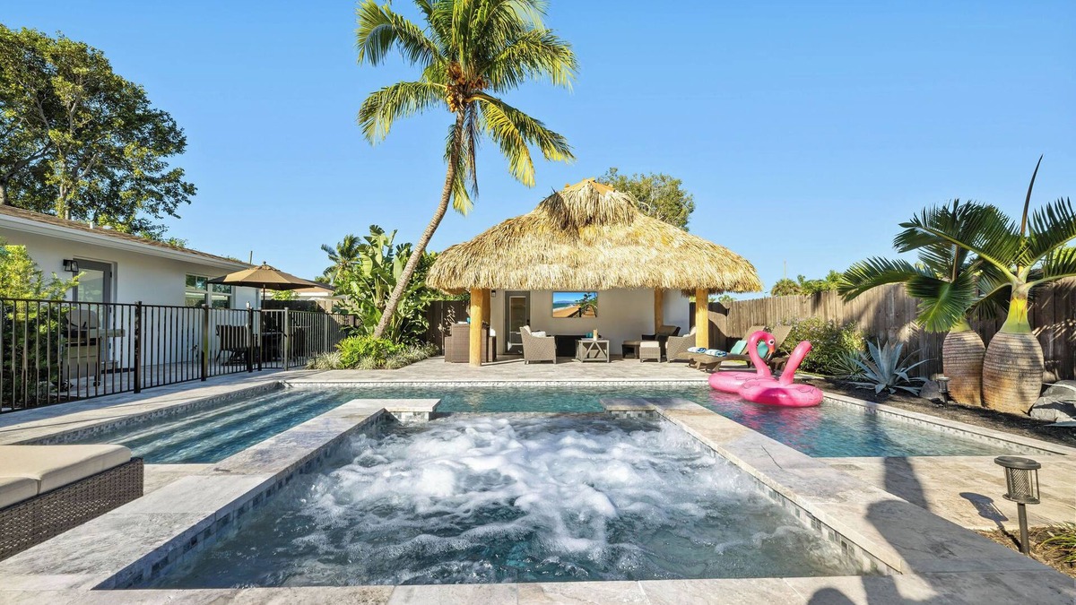 Pineapple Grove Arts District Apartment | ☀️Summer Getaway 🌺 Pool Spa Steps to Atlantic