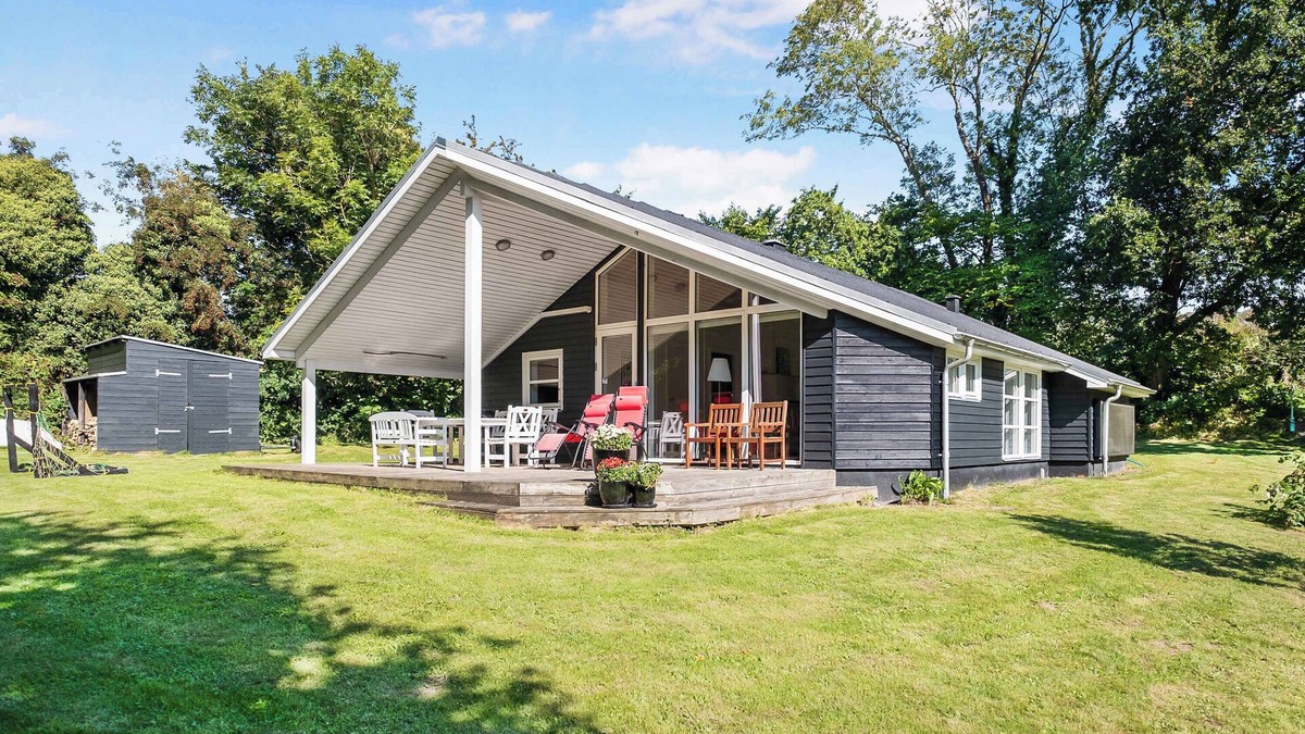 Haarby House | Summer house in beautiful nature in Brunshuse