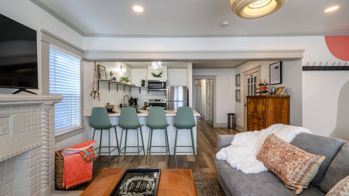 Hellman Street House | Summer in SoCal! 2BR Retreat Near Beach + Dtwn LBC. Only 30min to Disneyland!