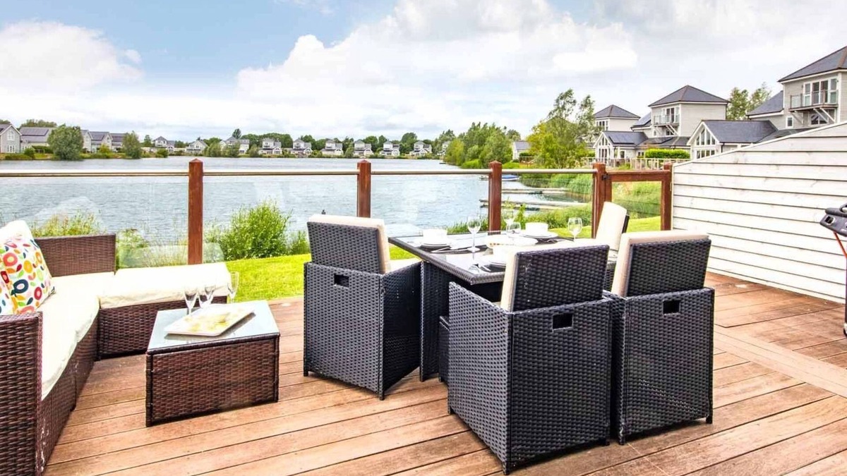 South Cerney House | Summer Lake 32B, Meadowlark