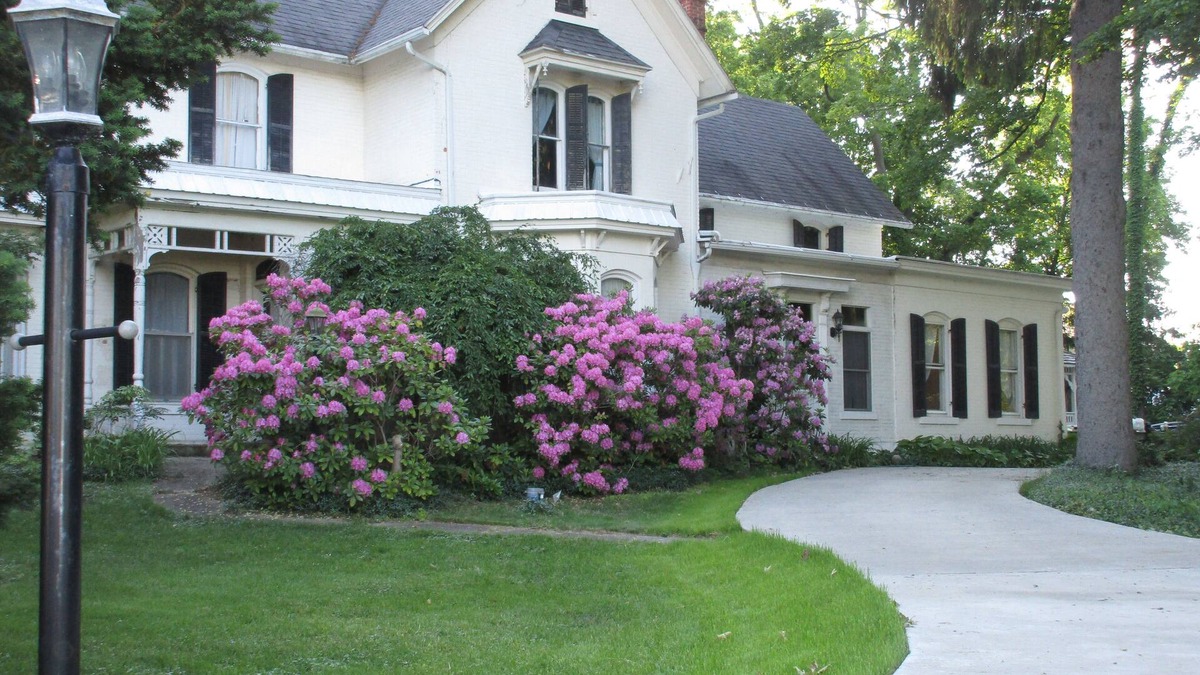 Granger House | Summer or gametime! Historic, updated w/2 Ensuites! 7 real beds. ND close by!