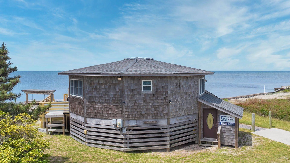 Brigands' Bay House | SUMMER SAVINGS - Soundfront Dog Friendly Hut w/Hot Tub, Private Sound Access