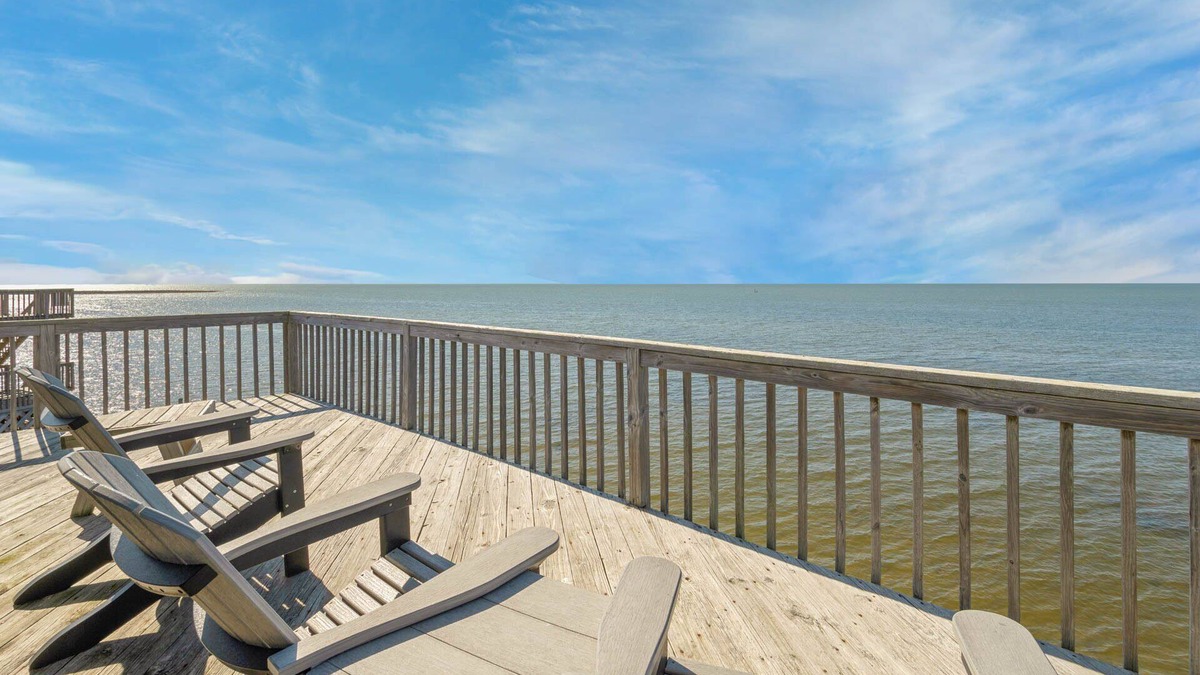 Avon House | SUMMER SAVINGS - Soundfront Dog Friendly w/Hot Tub & Private Windsurfing Access