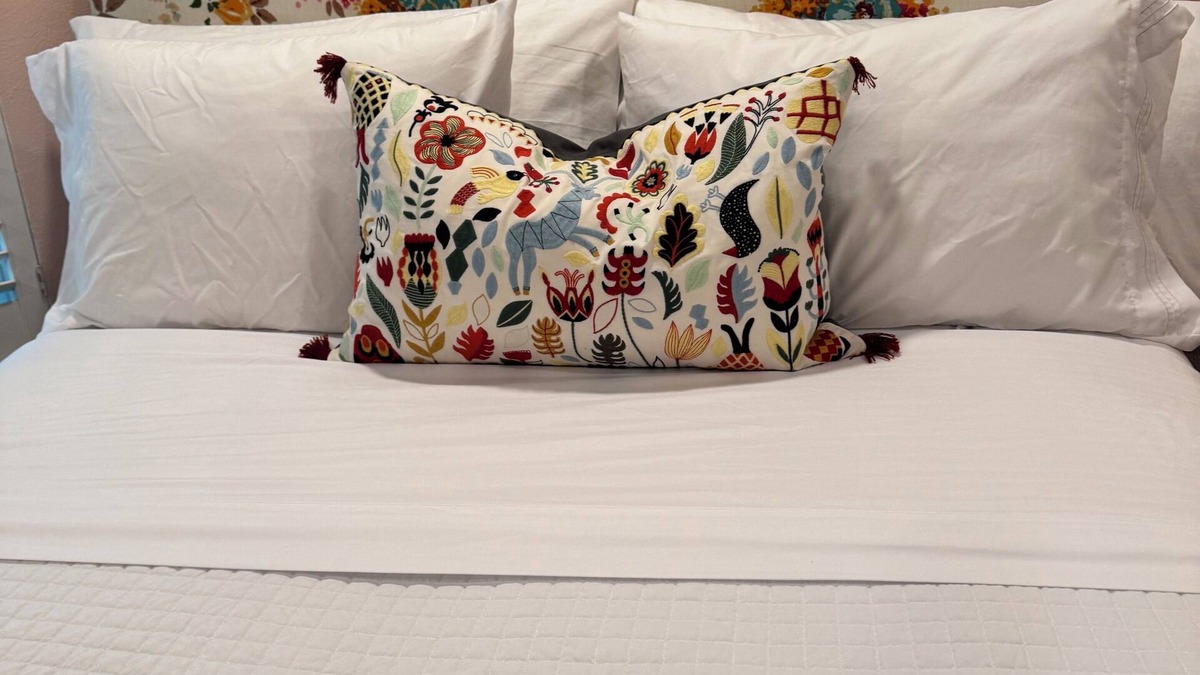 Bay Area House | Summer Space. Private bedroom/shared spacious bathroom @ "Casa de Conchis"