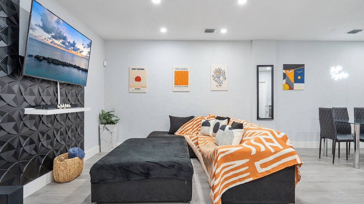 East Little Havana House | Summer Stay - Hot Tub - 5min to Brickell & Nightlife