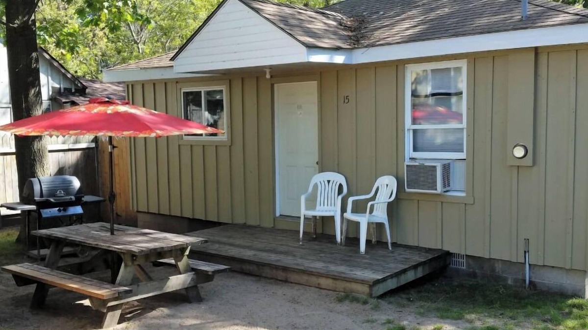 Wasaga Beach Cottage | SUMMERHILL