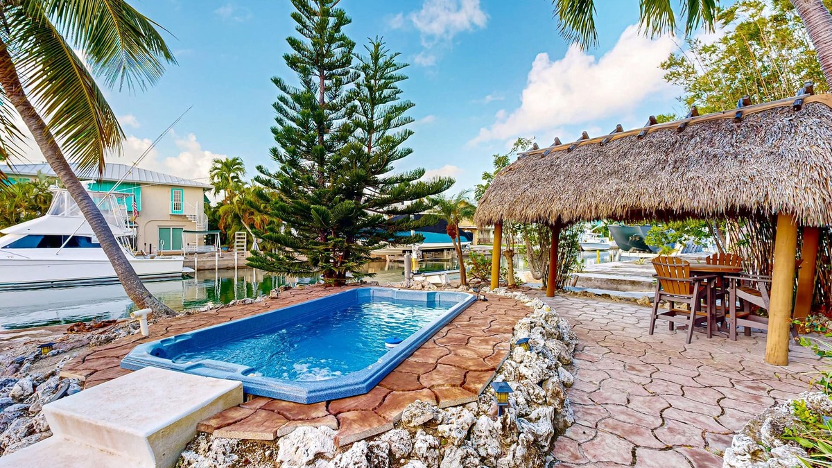 Summerland Key House | Summerland Canal-Front Escape w/Plunge Pool, Dock, Tiki Bar, WiFi & Laundry