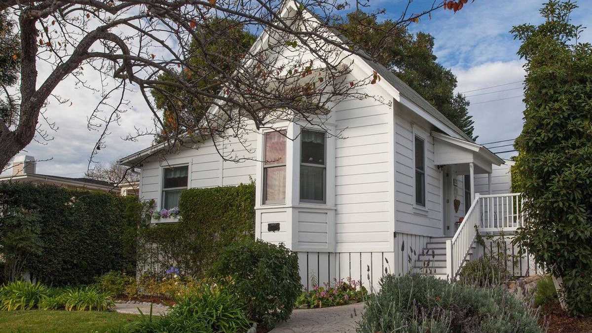 Summerland House | Summerland Stagecoach Cottage - A Historic Treasure in Summerland