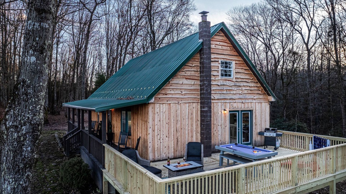 Mount Nebo Cabin | Summersville Family Lodge – Deck & Billiards Retreat