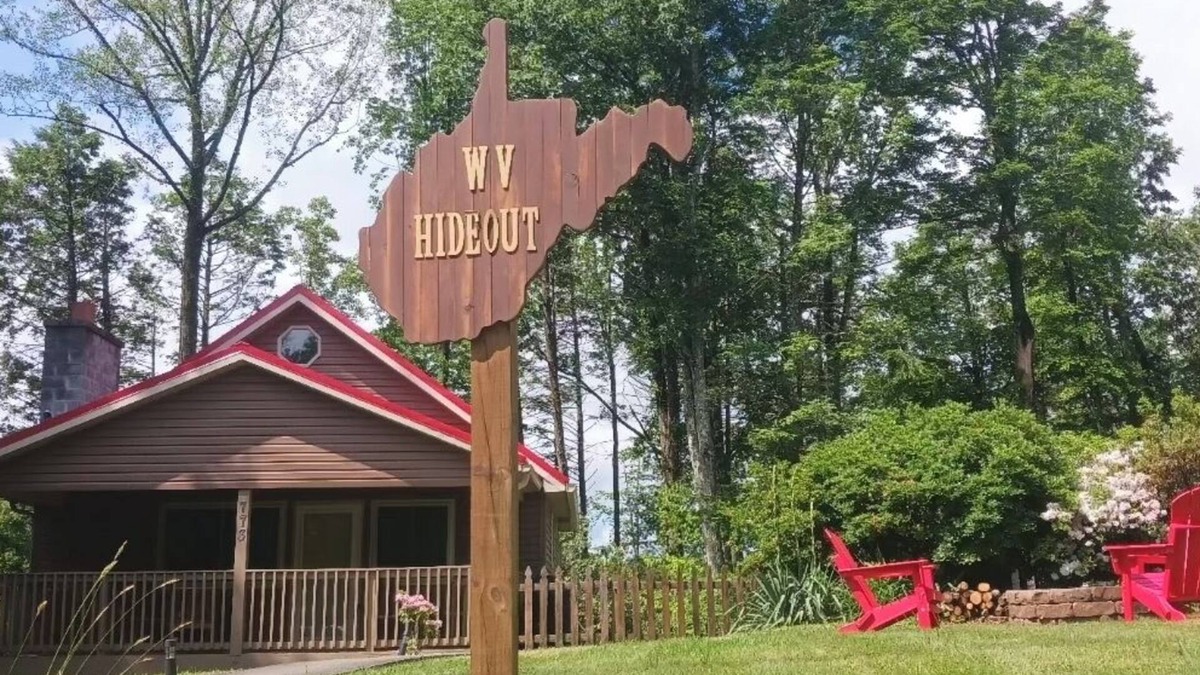 Keslers Cross Lanes Cabin | Summersville Lake Pet Friendly Getaway