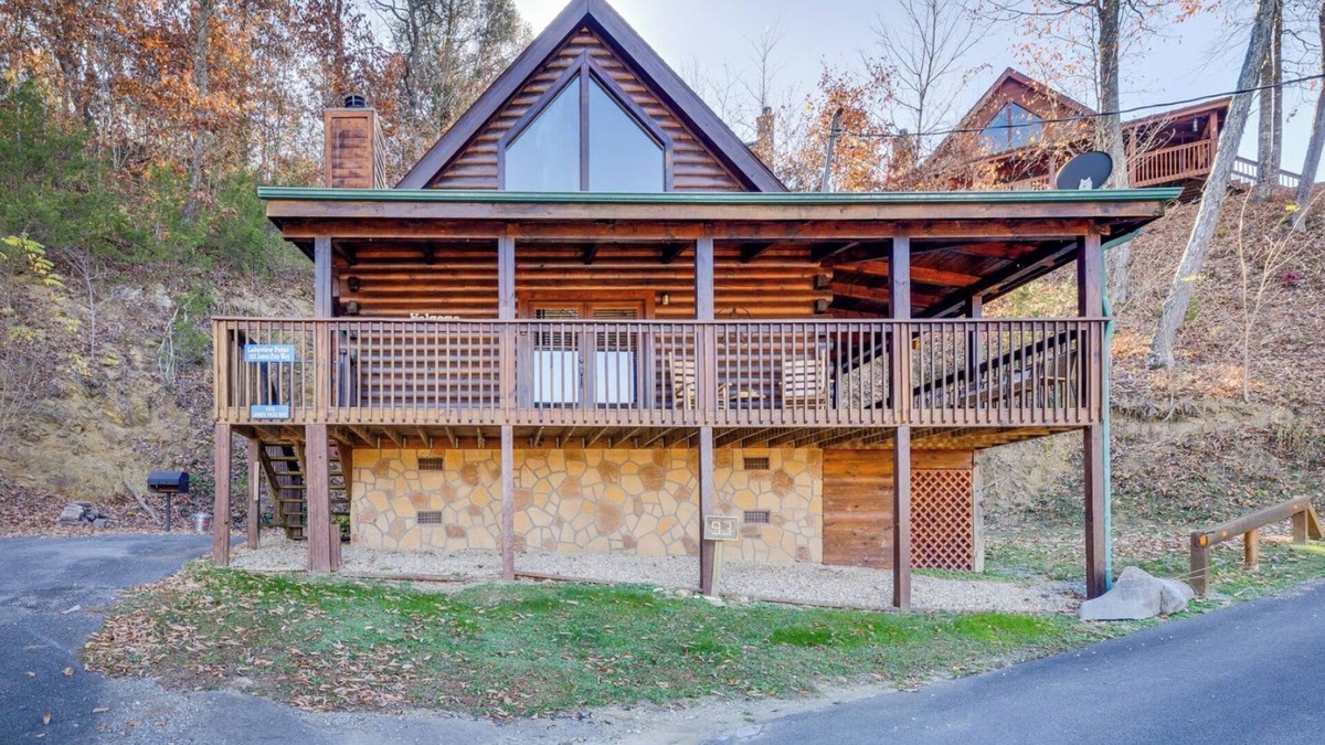 Sevierville Cabin | Summertime Swims & Lake Fun, Fall Cocoa by the Fireplace & Year-Round Hot Tub Dips - Lakeview Pointe