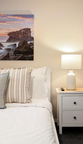 Delahey House | Summery 3BR Home by Mel Airport, CBD & Watergardens