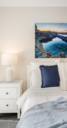 Delahey House | Summery 4BR Home by Mel Airport, CBD & Watergardens
