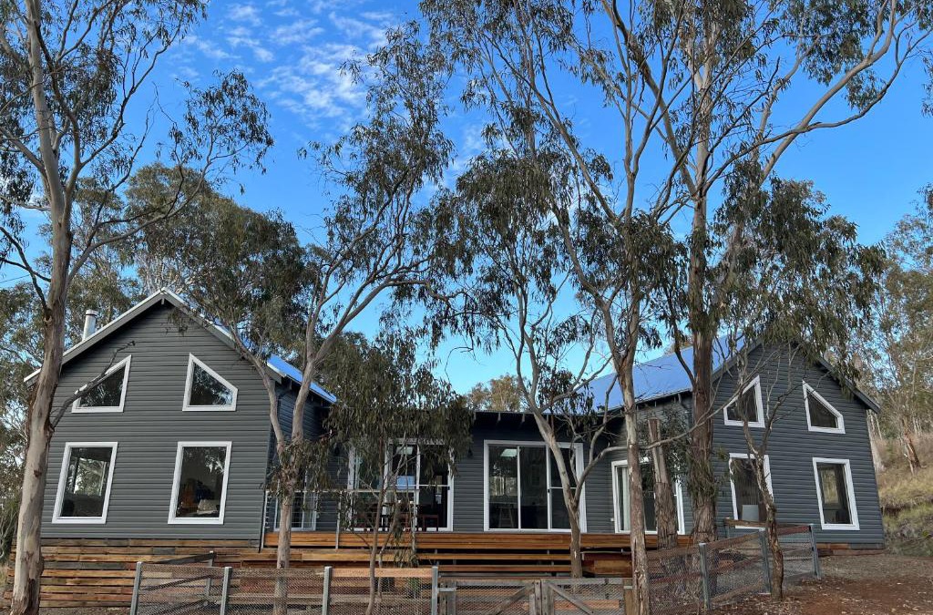 Armidale House | Summit House Armidale - 2 or 4 Bedrooms