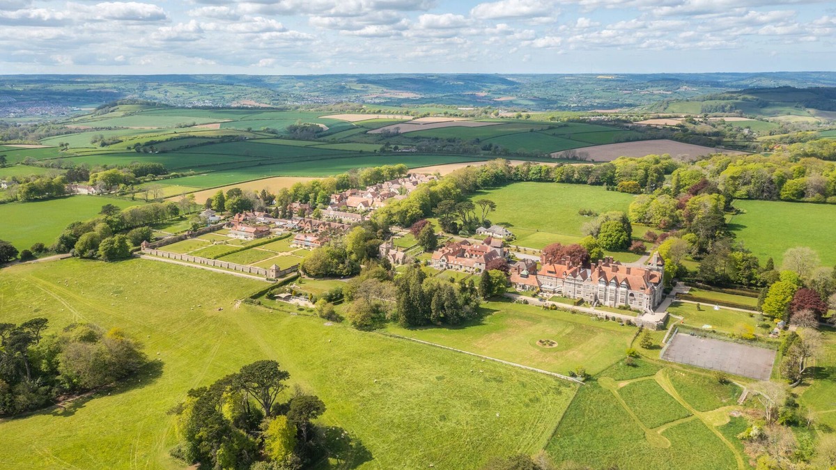 Lyme Regis House | Sumptuous Manor House, sleeps 8, dog friendly close to Lyme Regis.