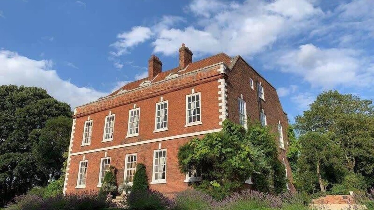 Barton-upon-Humber Other | Sumptuous Queen Anne Mansion in Idyllic Countryside Location