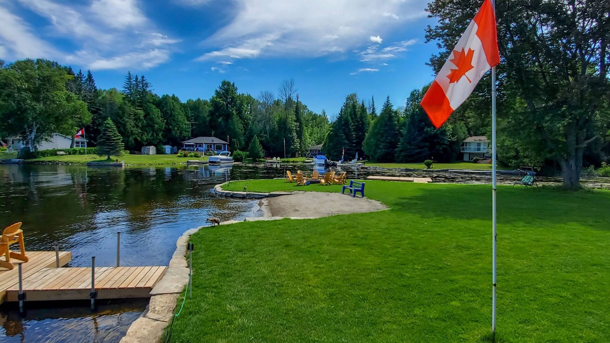Fenelon Falls Cottage | SUN BAY COTTAGE - WATERFRONT