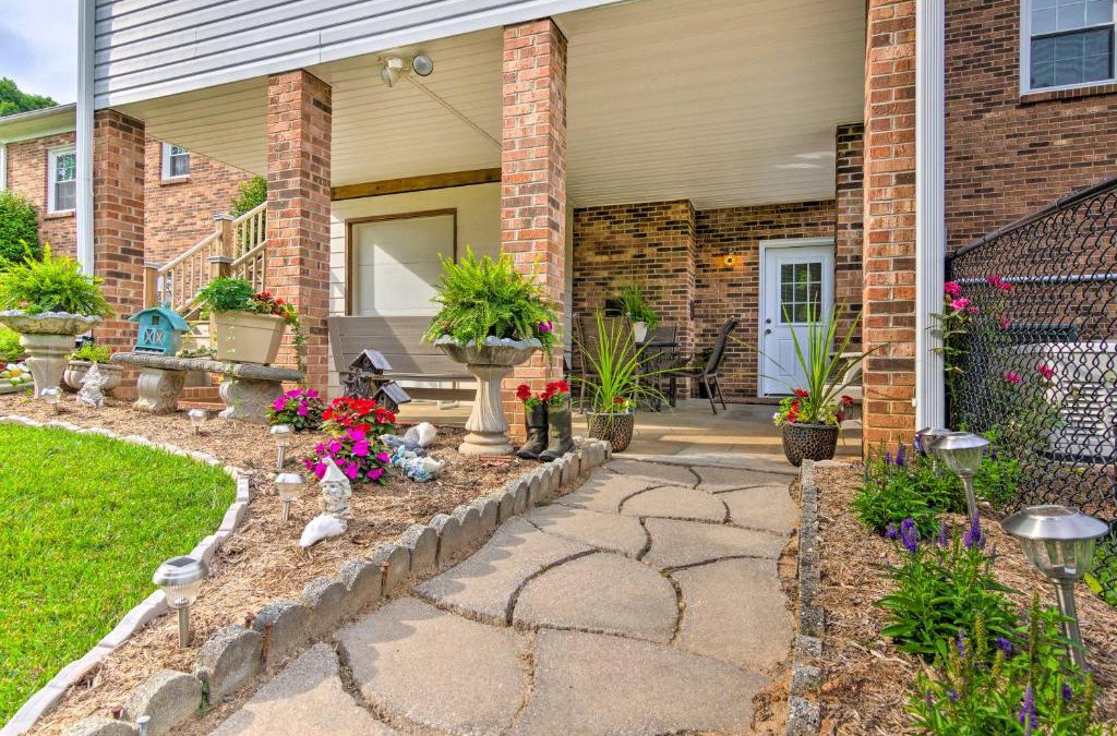 Lenoir Apartment | Sun-Dappled Lenoir Abode with Patio and Yard!