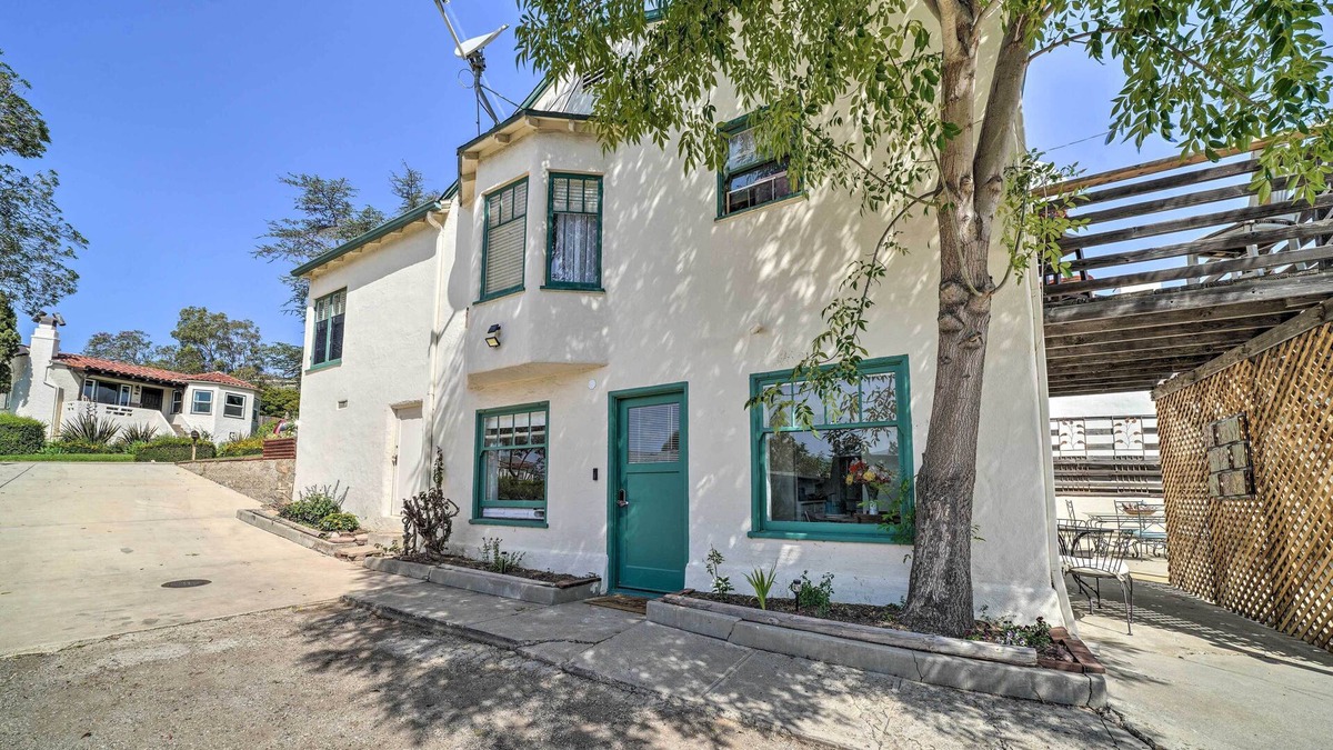 Santa Paula Apartment | Sun-Dappled Santa Paula Abode, 16 Mi to Beach