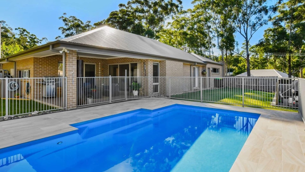 Smiths Lake House | Sun-Daze @Smithies Pacific Palms Holidays