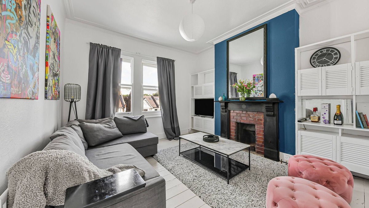 Queen's Park Apartment | Sun-drenched 2bed penthouse near Queen's Park & tube station